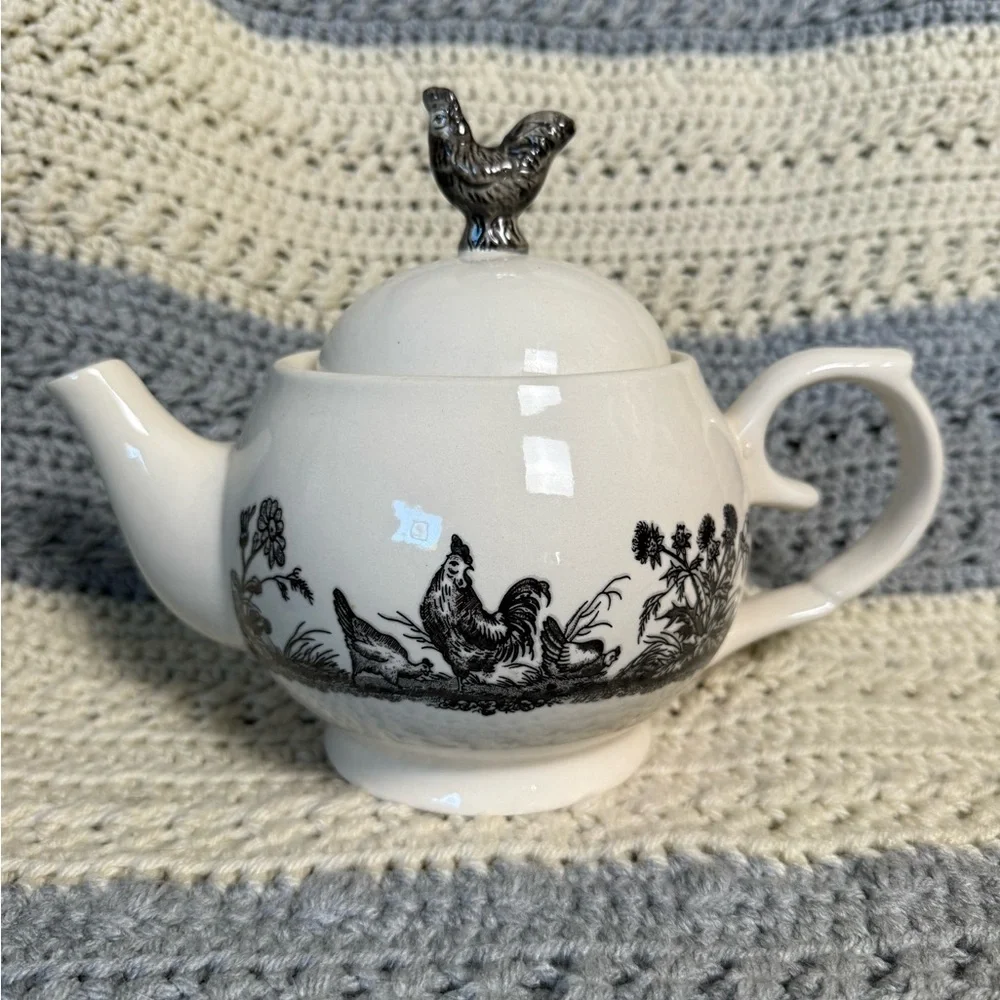 Global Design Collections; Blk/Wht Rooster Teapot Designed By Kate Williams EUC